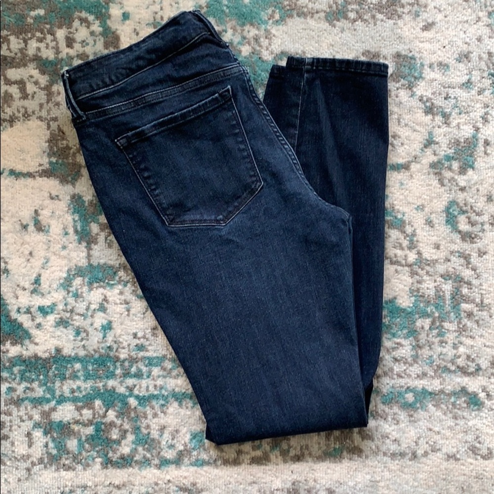 🌿 2/10 Old Navy Rockstar Jeans